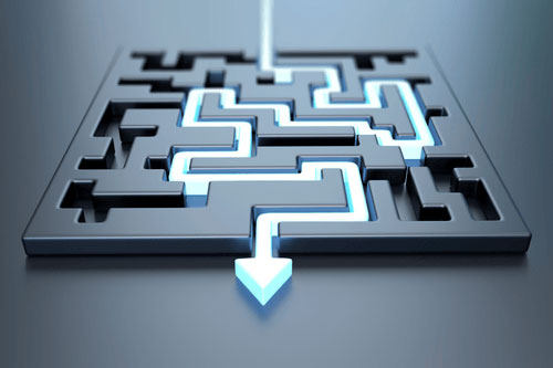 Labirinto tridimensionale con percorso luminoso completato e freccia in uscita, rappresentazione dell’AI conversazionale pronta e facile da usare di Archetype.