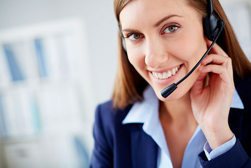 Manager collabora con androide AI tramite tablet, simbolo dell’AI come coach e partner strategico nel business.