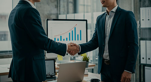 Team di professionisti collabora con strumenti AI per marketing e co-vendita.