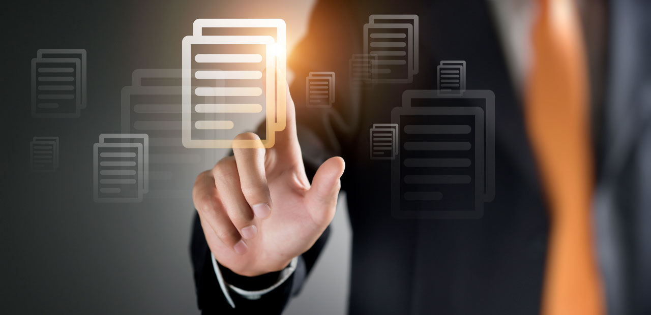 Mano di un professionista che interagisce con icone di documenti digitali, rappresentazione dei White Paper di Archetype disponibili per le aziende.