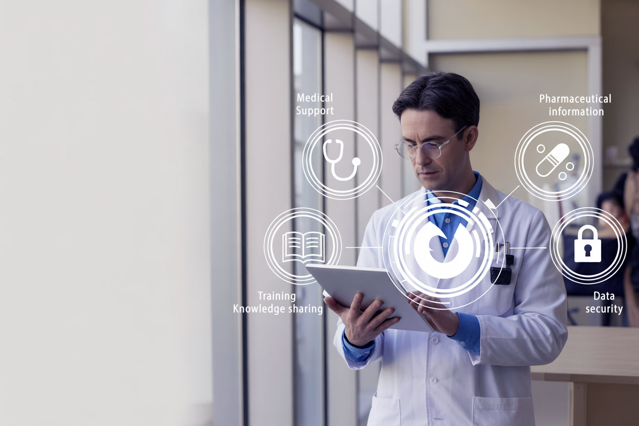 Medico utilizza un tablet con overlay AI per formazione, supporto clinico e sicurezza dei dati.