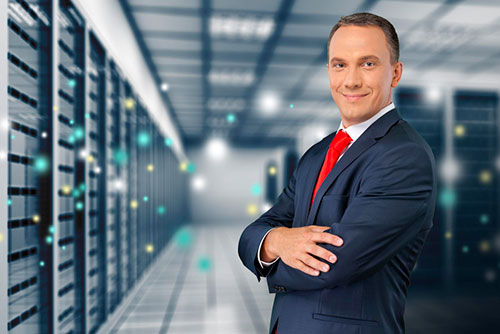 Manager IT in data center, simbolo di data privacy e sicurezza conforme al GDPR.