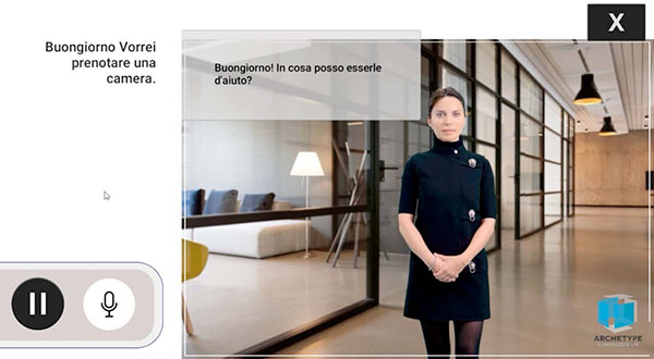 Arche-Totem-Hospitality Totem digitale con assistente AI interattivo in un centro commerciale, usato per supporto clienti e customer experience.