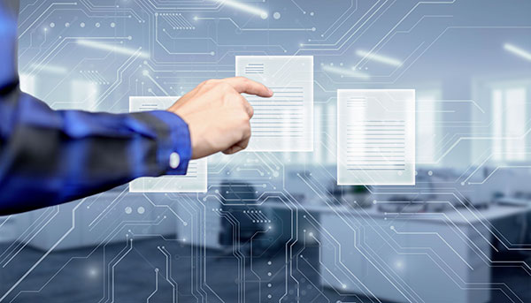 Mano che seleziona documenti digitali in un’interfaccia futuristica, simbolo della gestione sicura dei dati aziendali con AI privata.