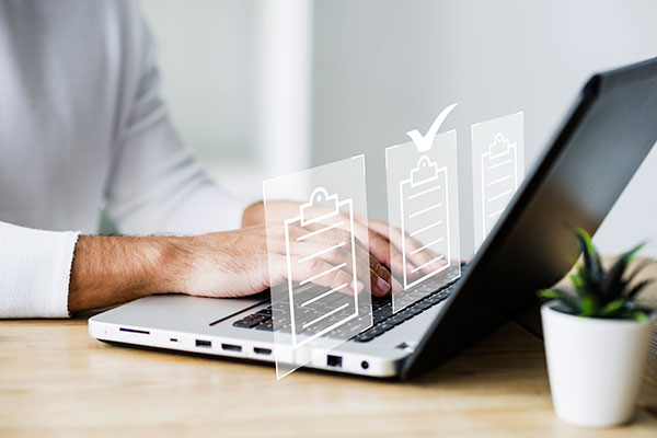 Mano che seleziona documenti digitali in un’interfaccia futuristica, simbolo della gestione sicura dei dati aziendali con AI privata.